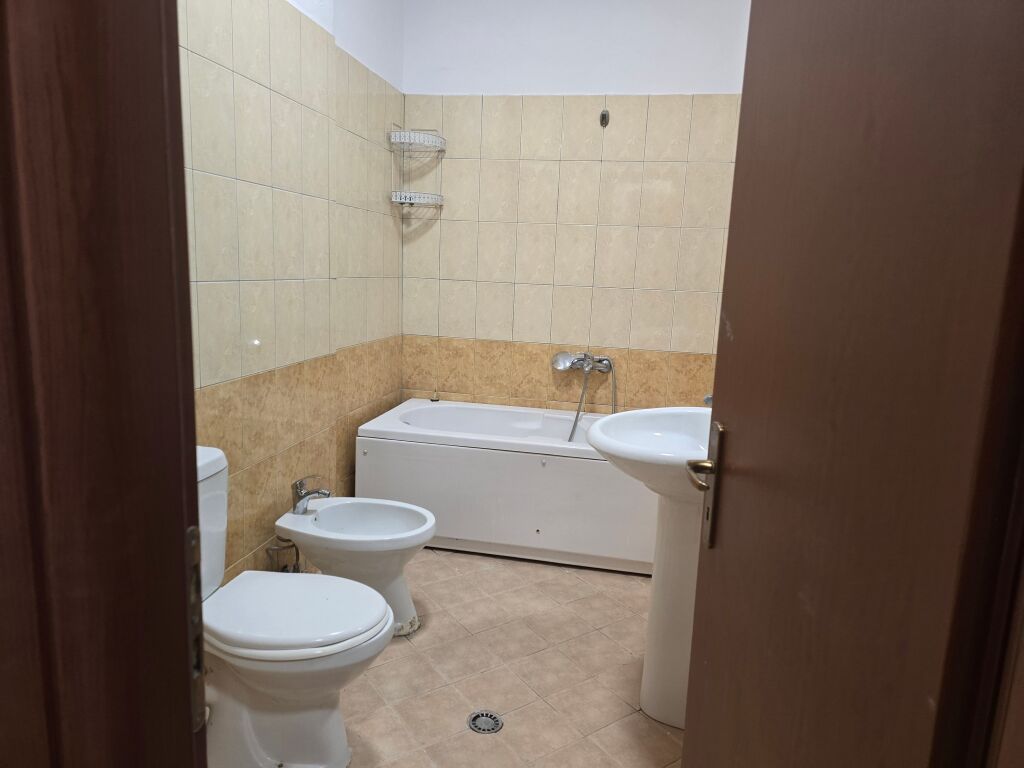 Jepet me qera 3+2 mobiluar ne fresk ashensor 45000 lek