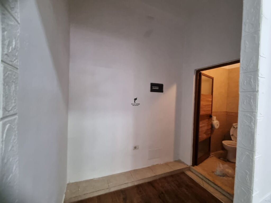 SHOP FOR RENT 50 M2 MYSLYM SHYRI 60,000 LEKE FH-72531