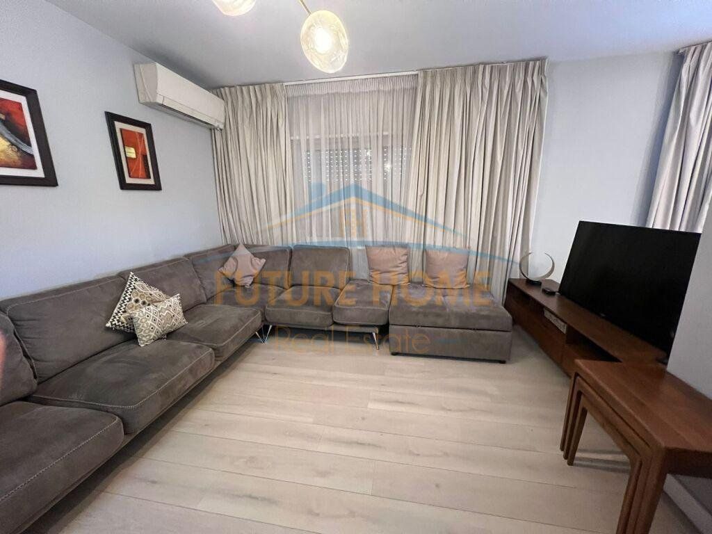 Shitet, Apartament 2+1+2, ish Parku i Autobuzave,Tiranë