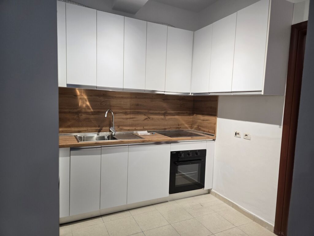Jepet me qera 3+2 mobiluar ne fresk ashensor 45000 lek
