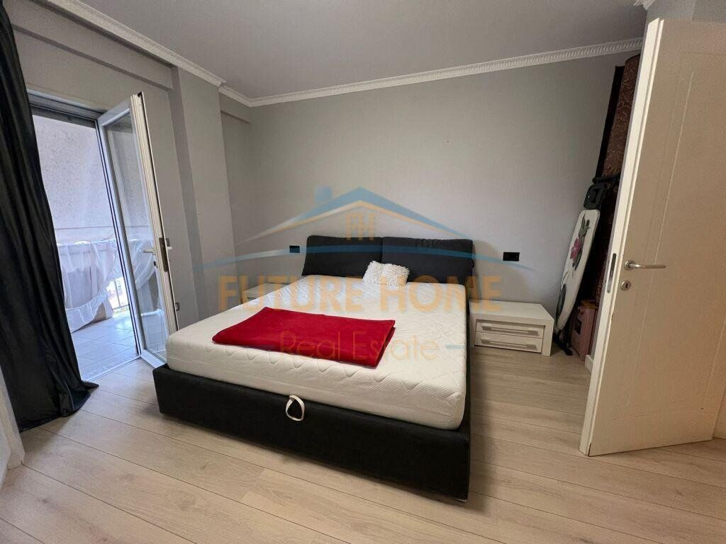 Shitet, Apartament 2+1+2, ish Parku i Autobuzave,Tiranë