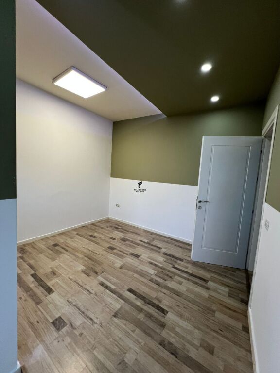UFFICIO IN AFFITTO 110M2 PIAZZA WILLSON 140.000 LEKE FH-72511
