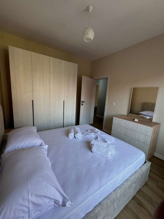 Via Jordan Misja, vicino alla Moschea, si affitta appartamento 2+1 arredato, 60.000 Leke