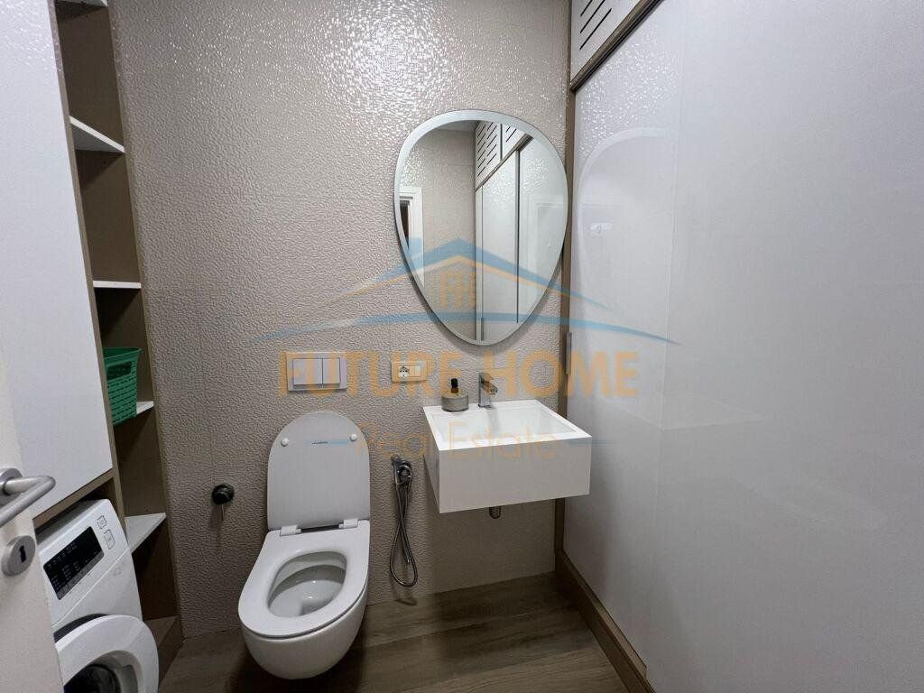 Shitet, Apartament 2+1+2, ish Parku i Autobuzave,Tiranë