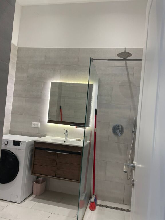 🏢Rruga e Durresit,pas Hotel Colosseo jepet me qera apartament 2+1,i mobiluar.800Euro