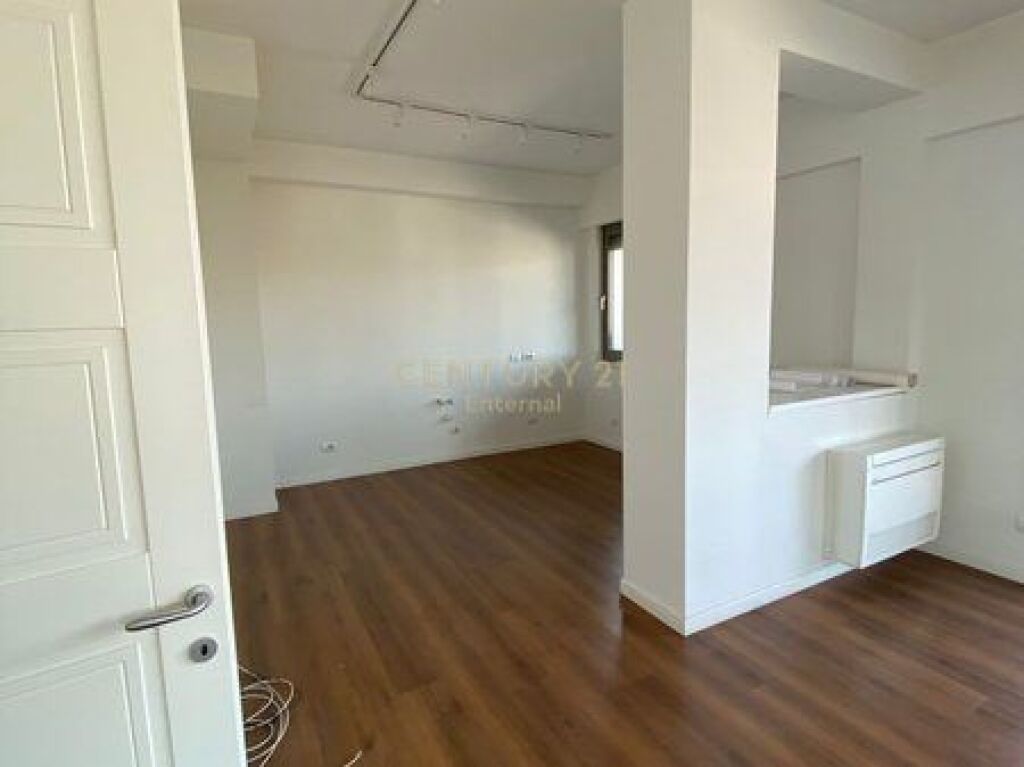  Commercial Space 3+2 For Rent at Petro Nini Luarasi High School, New Tirana