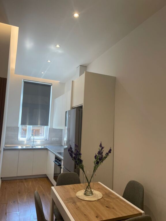 🏢Rruga e Durresit,pas Hotel Colosseo jepet me qera apartament 2+1,i mobiluar.800Euro