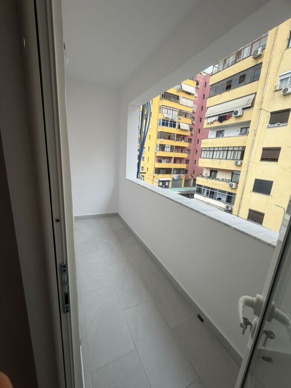 Shitet Apartameent 1+1 mbrapa Europianit Porcelan