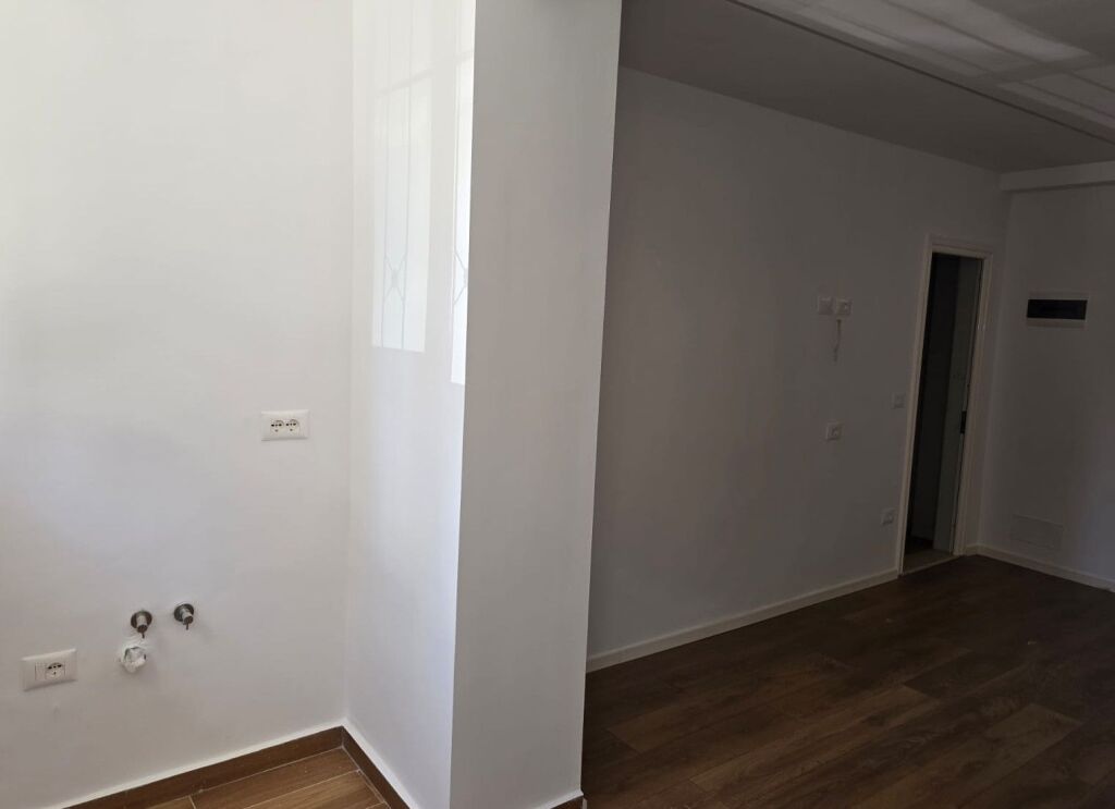 2 studios for sale on “4 Dëshmorët” Street.