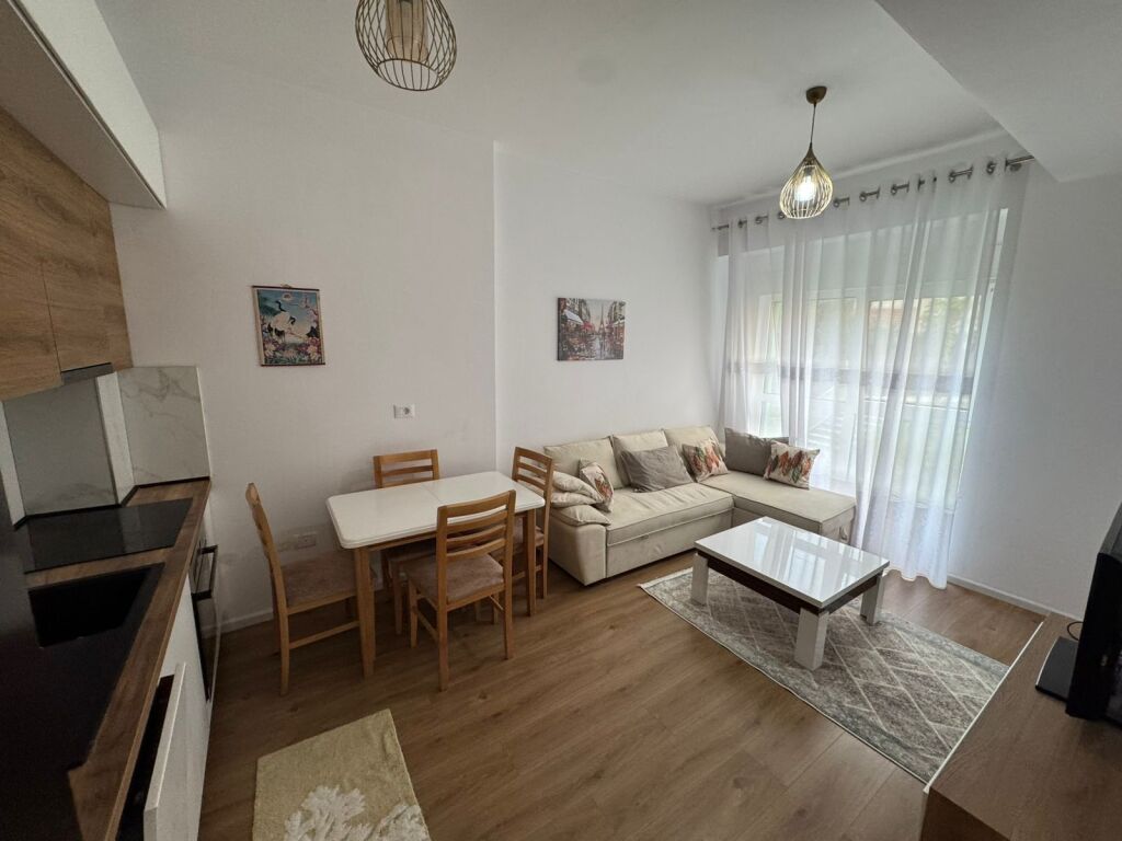 Jepet me qera 1+1  Adresa : Ali Demi Kompleksi Kaimi  I mobiluar  Kati 2  Cmimi : 40,000 lek