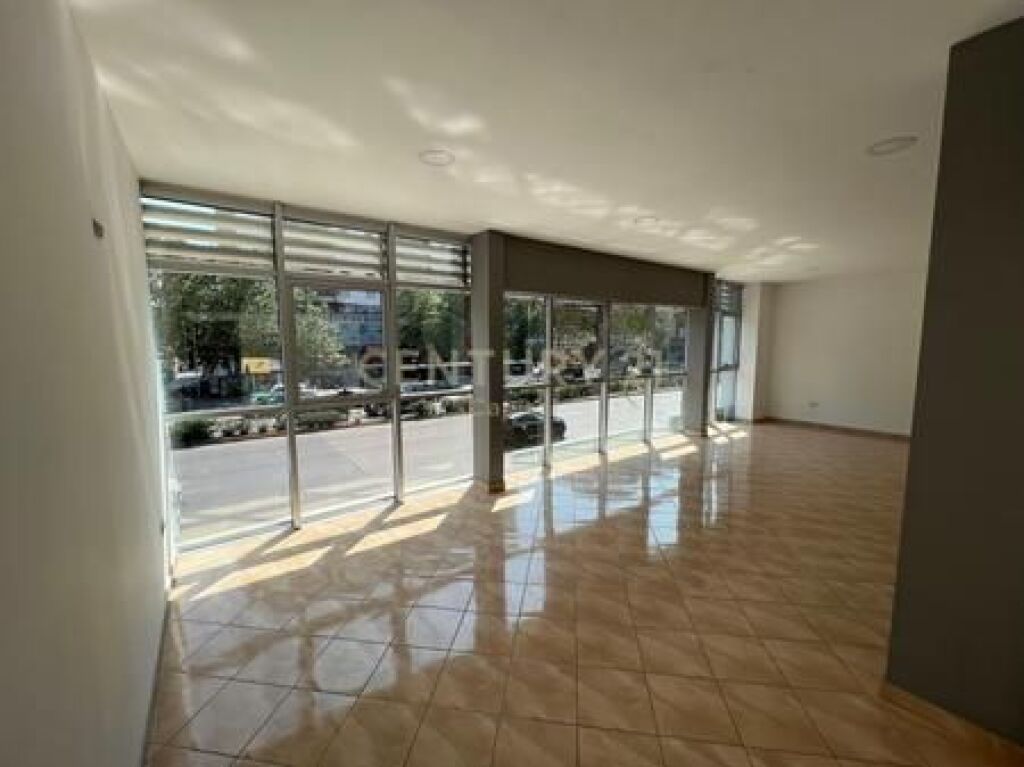 Commercial Space for Rent at the intersection in Laprakë!
