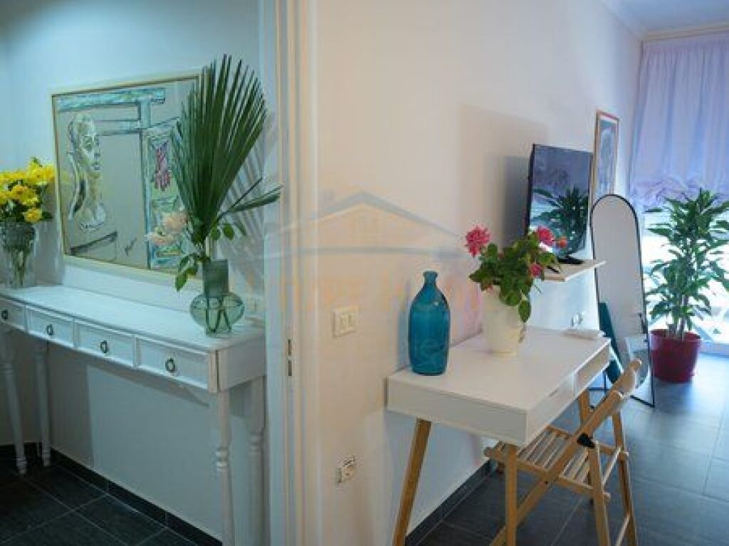 Shitet , Apartament 2+1+2, Rruga e Barrikadave, Tiranë. 