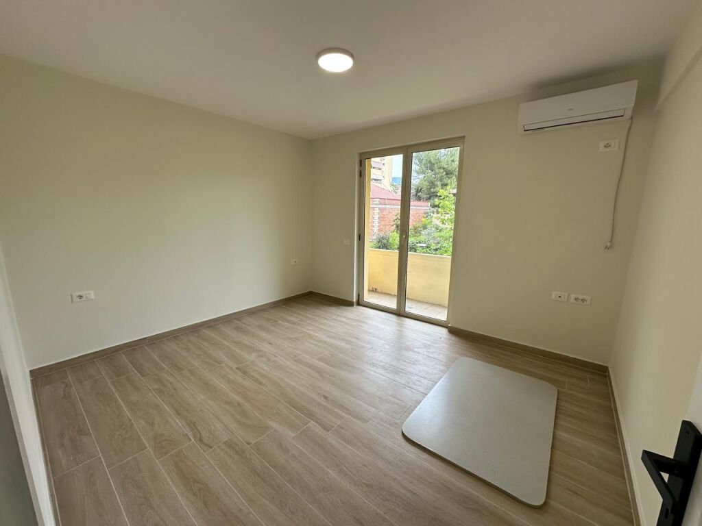 🏢Durres Street is for rent for offices, apartment 3+1.600Euro(Net)  
