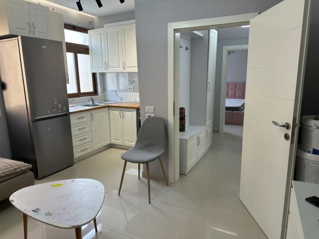 Jepet apartament 1+1 me qira tek Rruga e Kavajes , prane Neils Gena .