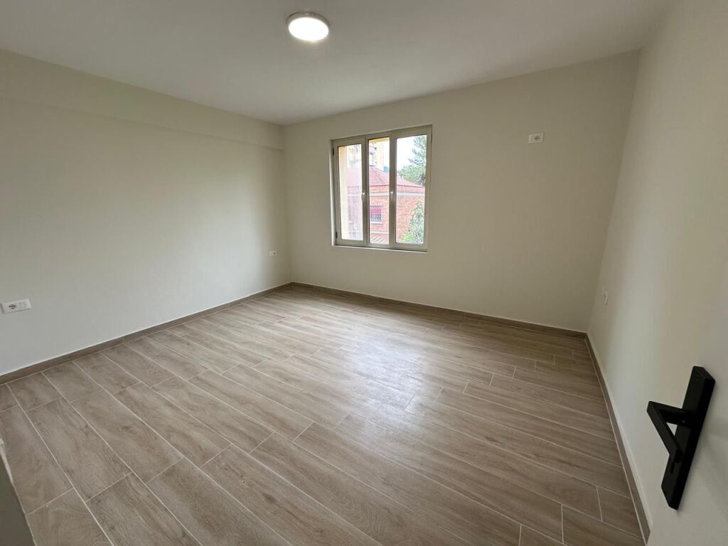 🏢Durres Street is for rent for offices, apartment 3+1.600Euro(Net)  