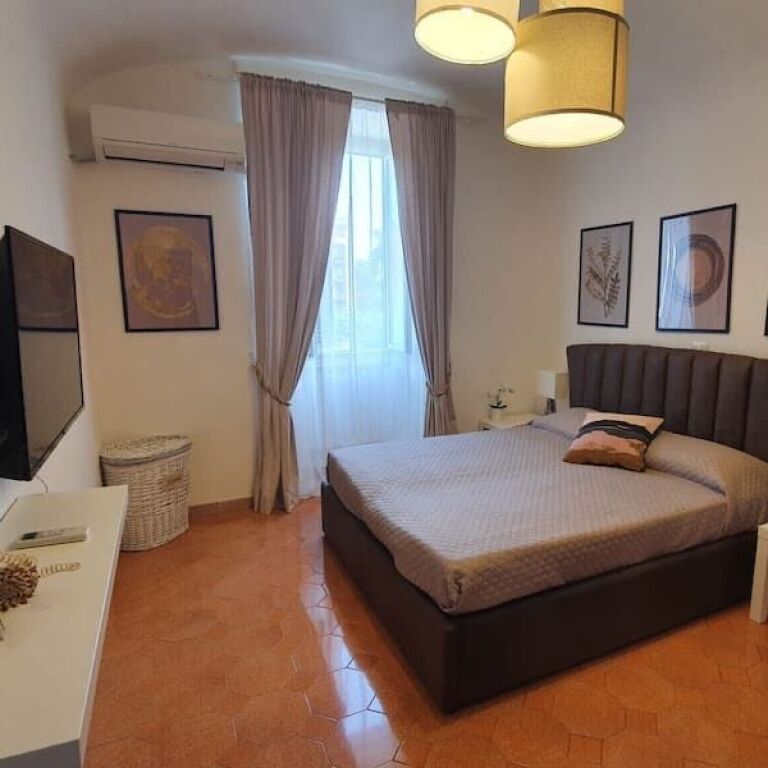 21 dhjetori, jepet me qera apartament 1+1 .
