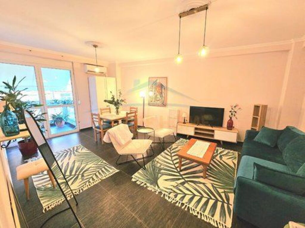 Shitet , Apartament 2+1+2, Rruga e Barrikadave, Tiranë. 