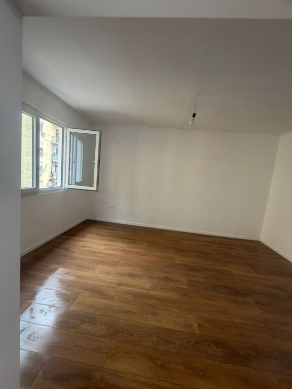Shitet Apartameent 1+1 mbrapa Europianit Porcelan