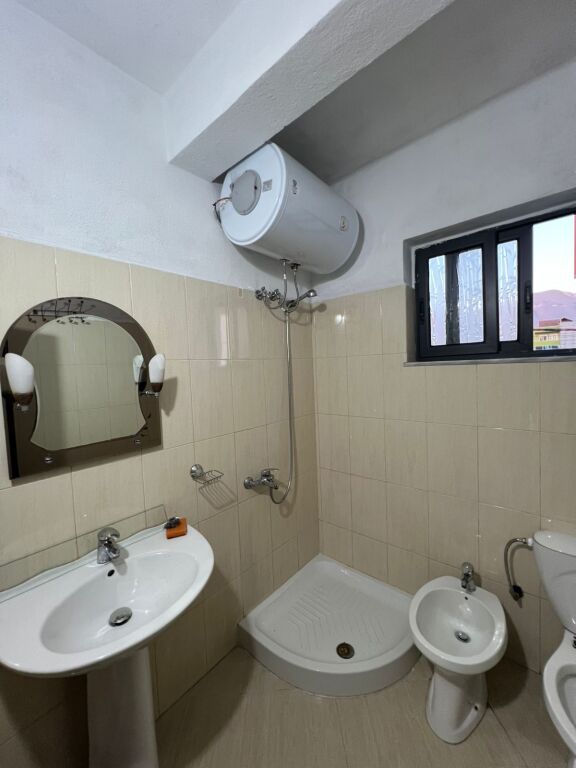 🏠Via 5 Maji, si affitta il secondo piano di una villa 1+1 arredata, 40.000 Leke
