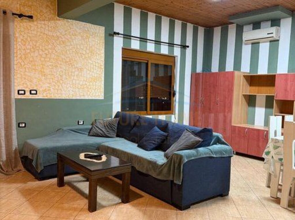 Affitto, 3° piano di una villa, Mezez