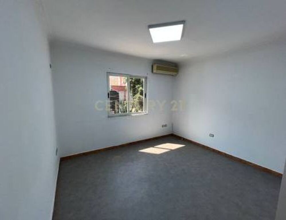 Commercial Space for Rent at the intersection in Laprakë!

