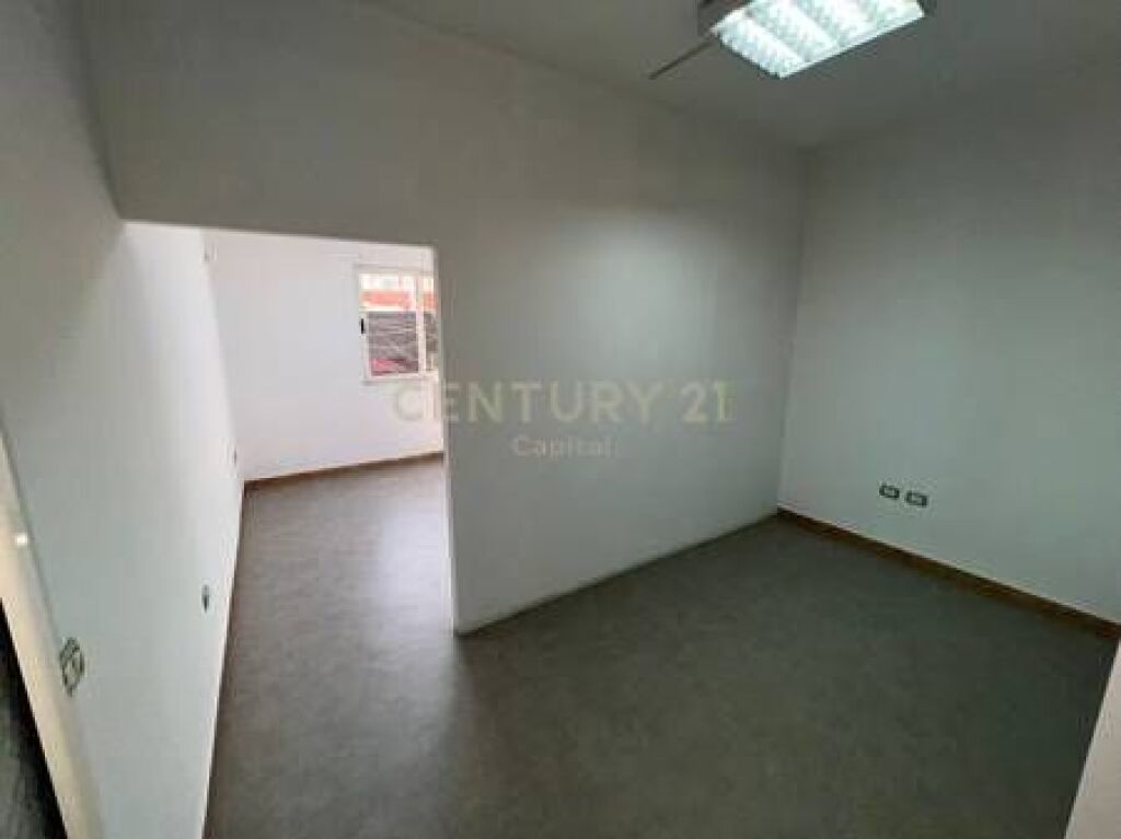 Commercial Space for Rent at the intersection in Laprakë!
