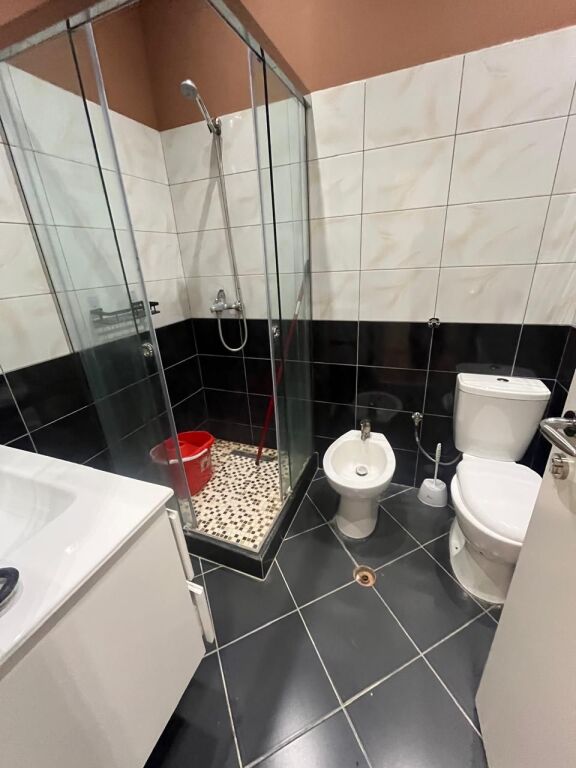 Jepet me Qira – Apartament 1+1 | Rruga Loni Ligori, Astir, Tiranë
