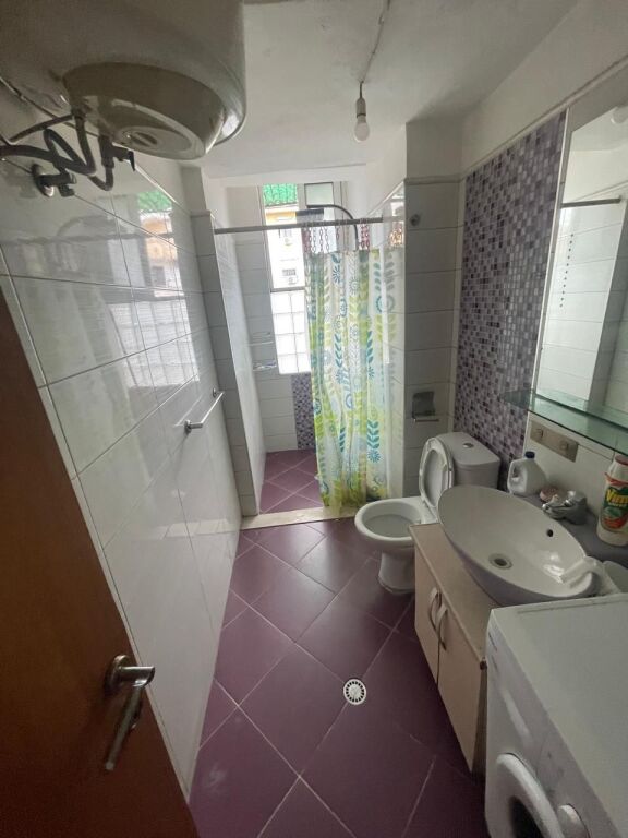 Kryqezimi i 21-dhjetorit, jepet me qera apartament 1+1.