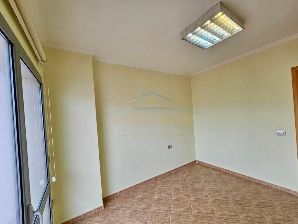 Qera, Ambient Biznesi, Zogu i Zi, Tirane.