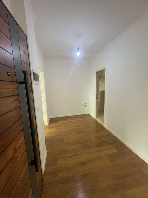 Shitet Apartameent 1+1 mbrapa Europianit Porcelan
