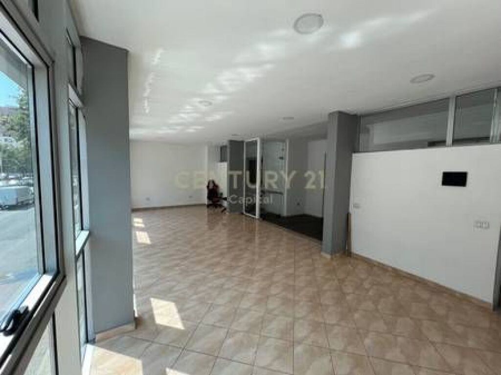 Commercial Space for Rent at the intersection in Laprakë!
