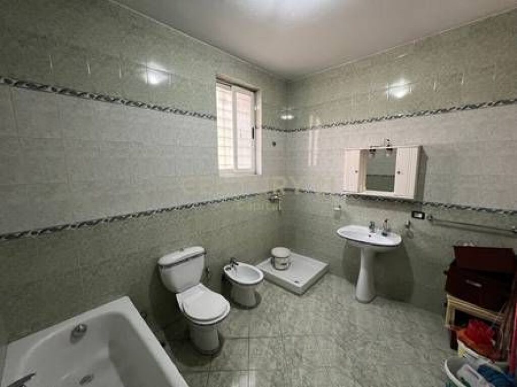 Commercial Space for Rent at the intersection in Laprakë!
