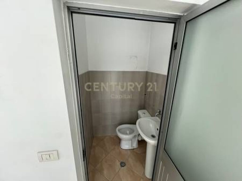 Commercial Space for Rent at the intersection in Laprakë!
