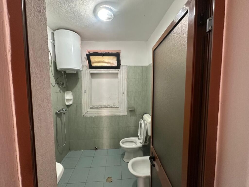 🏡 Jepet me qira apartament 1+1 te 📍 Fabrika e Miellit 💰 40.000 lekë/muaj