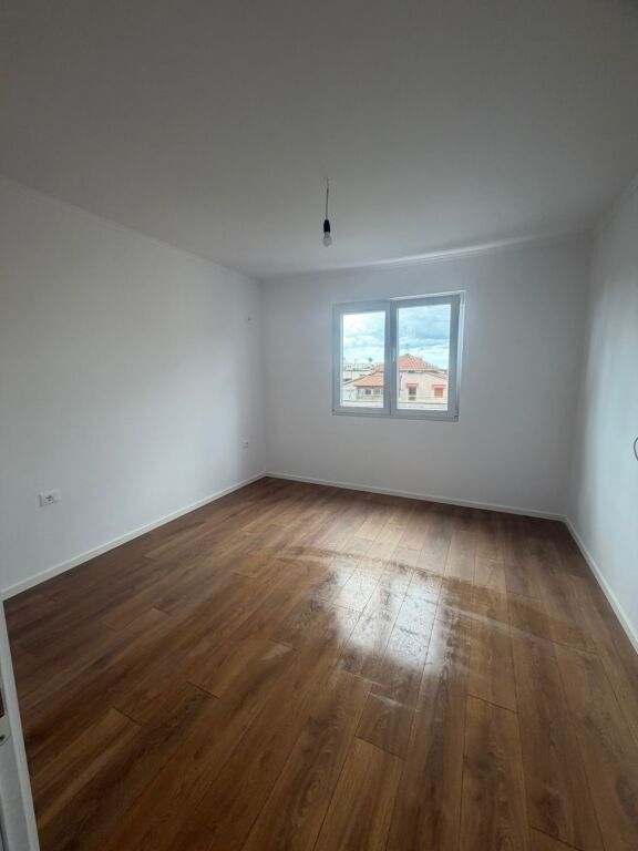 Shitet Apartameent 1+1 mbrapa Europianit Porcelan