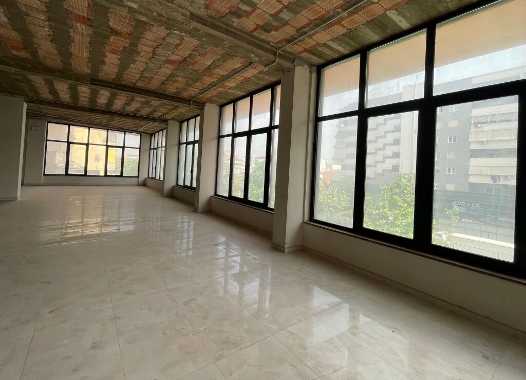 📌 Locale Commerciale in Affitto – Presso il Sottopassaggio del Comune ✨