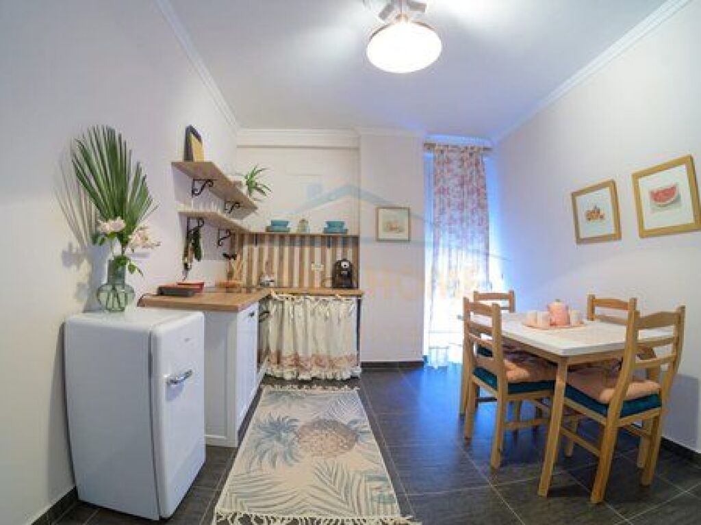 Shitet , Apartament 2+1+2, Rruga e Barrikadave, Tiranë. 