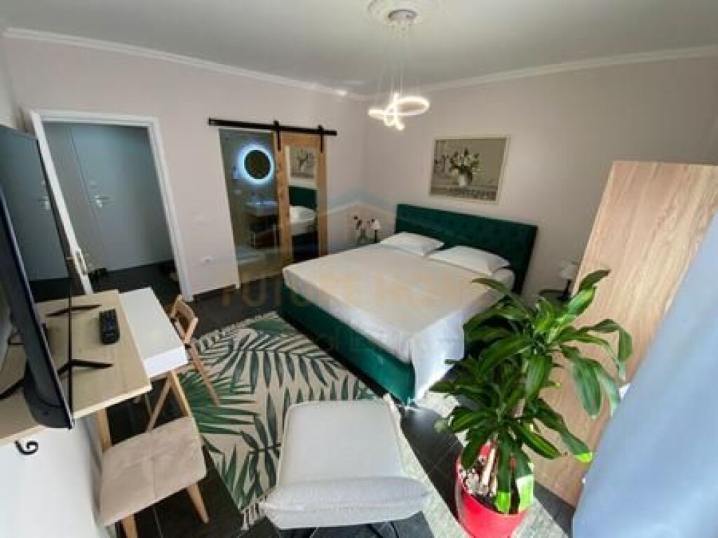 Shitet , Apartament 2+1+2, Rruga e Barrikadave, Tiranë. 