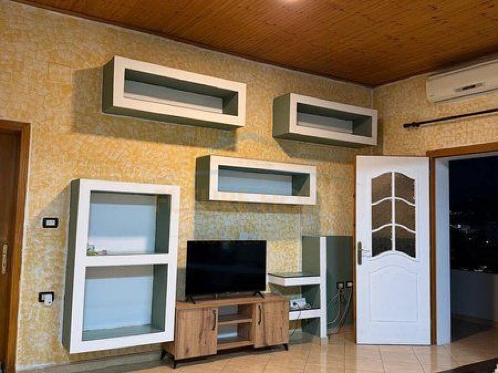 Affitto, 3° piano di una villa, Mezez