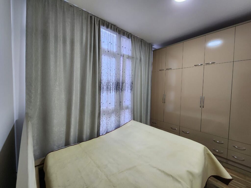 Affittasi 1+1 presso Komuna e Parisit