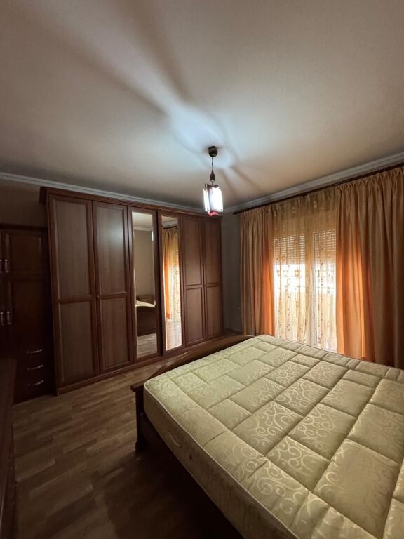 🏢Sheshi Willson prane Shkolles“Deshmoret e Lirise” jepet me qera apartament 1+1,i mobiluar  60,000Leke