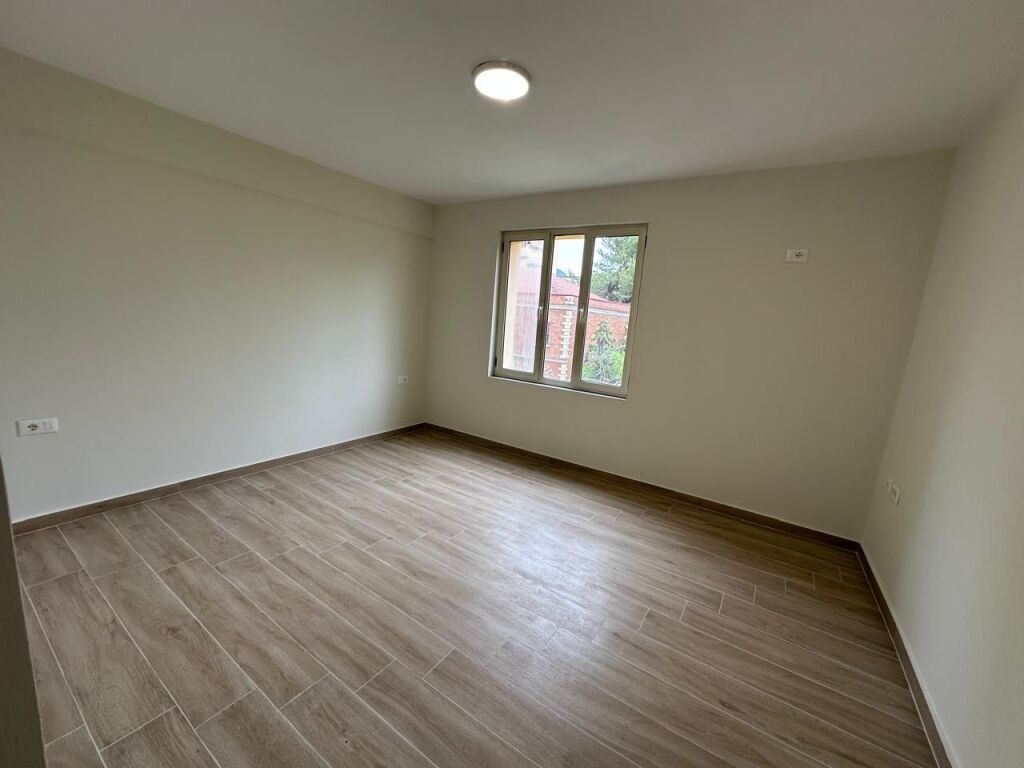 🏢Durres Street is for rent for offices, apartment 3+1.600Euro(Net)  
