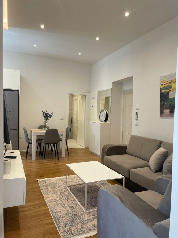 🏢Rruga e Durresit,pas Hotel Colosseo jepet me qera apartament 2+1,i mobiluar.800Euro