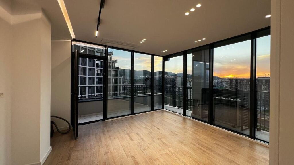 OFFICE FOR RENT 130 M2 LAKE VIEW 2000 EURO FH-72643