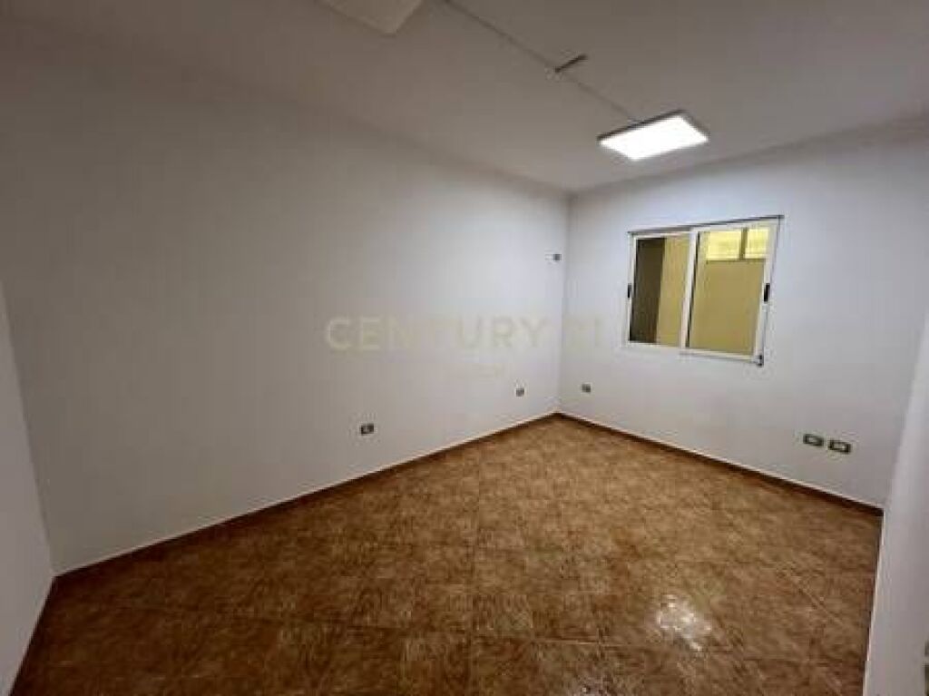Commercial Space for Rent at the intersection in Laprakë!

