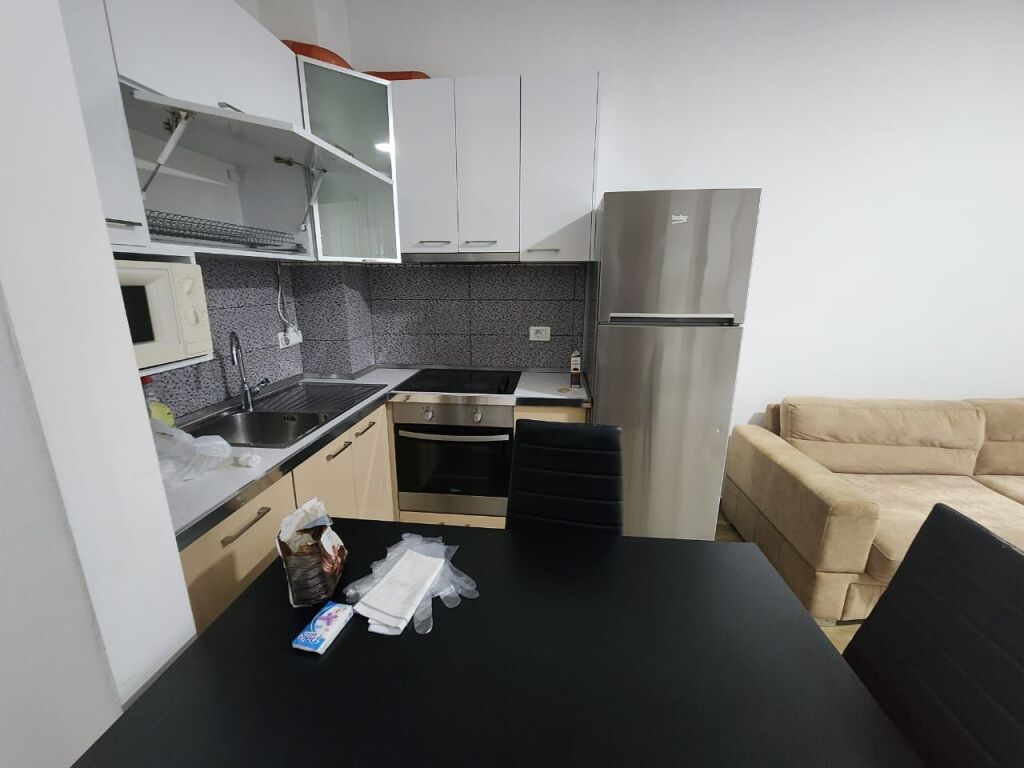 Affittasi 1+1 presso Komuna e Parisit
