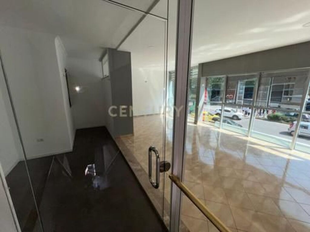 Commercial Space for Rent at the intersection in Laprakë!

