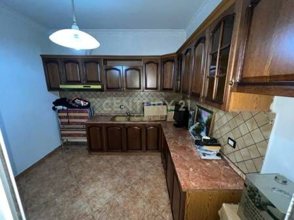 Commercial Space for Rent at the intersection in Laprakë!
