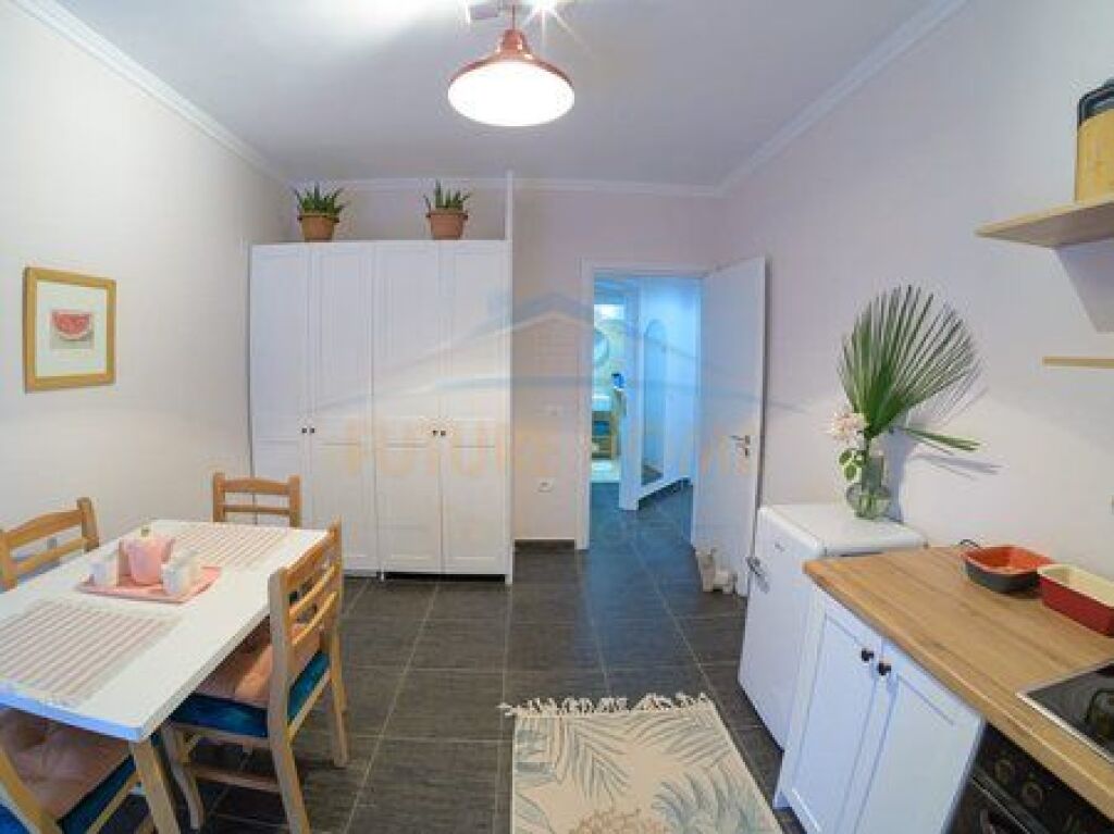 Shitet , Apartament 2+1+2, Rruga e Barrikadave, Tiranë. 