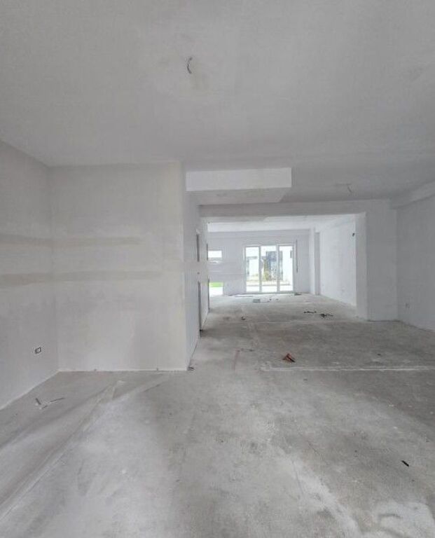 Shitet Njësi Komerciale 2+1 + Verandë + 2 Poste Parkimi tek Univers City Residence